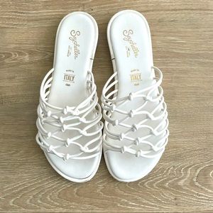 Seychelles Women’s White Knotted Flat Sandal Size7